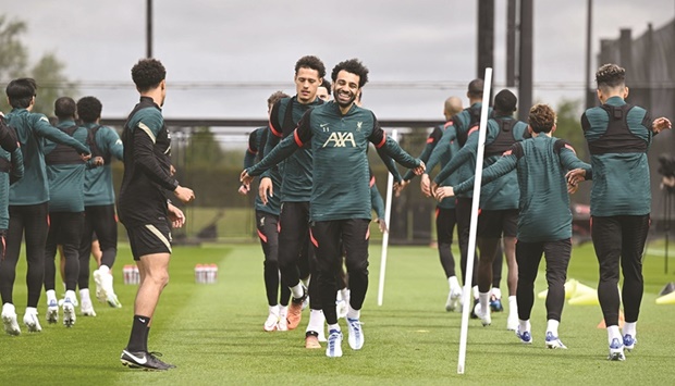 Liverpoolu2019s Egyptian midfielder Mohamed Salah (centre) trains with teammates in Liverpool, northwest England, yesterday. (AFP)