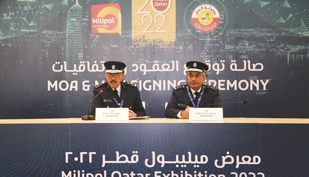 Officials at the press conference. 