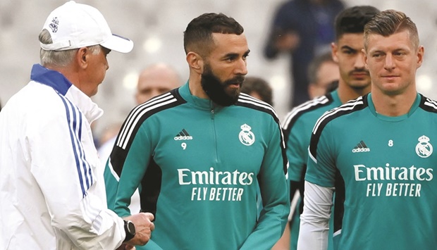Real Madridu2019s coach Carlo Ancelotti (left) talks to forward Karim (centre) and midfielder Toni Kroos during a training session. (AFP)