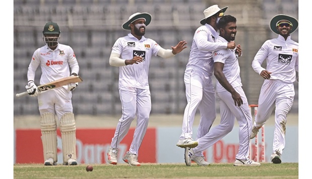 Sri Lankau2019s Asitha Fernando (second right) celebrates with teammates after the dismissal of Bangladeshu2019s Liton Das (left) during the final day of the second Test against Bangladesh at the Sher-e-Bangla National Cricket Stadium in Dhaka yesterday. (AFP)