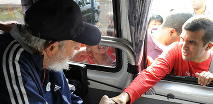 Former Cuban president Fidel Castro (L) greeting a member of the Venezuelan delegation