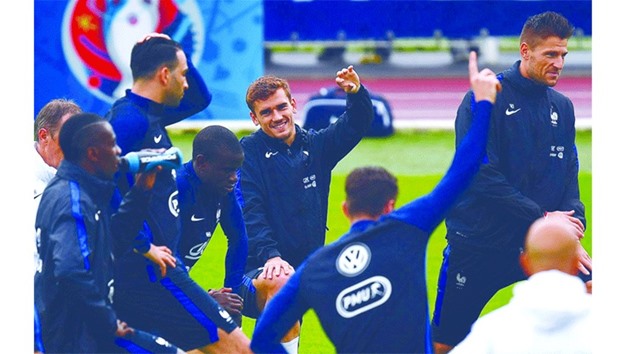 Franceu2019s forward Antoine Griezmann (C) jokes during a training session in Clairefontaine-en-Yvelines.