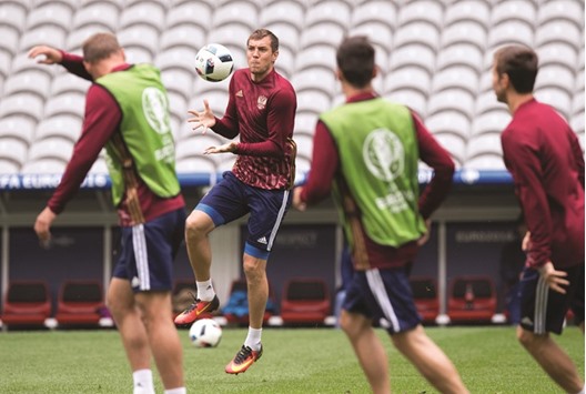 Russiau2019s forward Artem Dzyuba (2nd L) takes part in a training session in Villeneuve-du2019Ascq, near Lille, northern France.