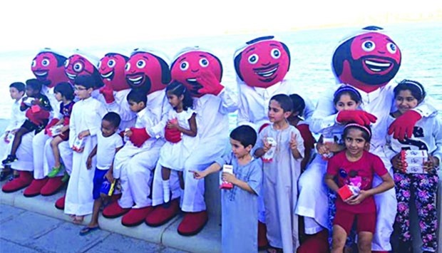 Ooredoo mascots, Alrabaa, distribute water and dates to children along the Corniche.