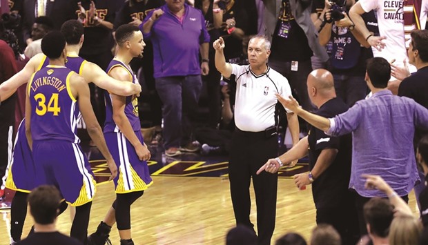 Stephen Curry of the Golden State Warriors reacts after receiving a foul and being ejected from the game on Thursday.