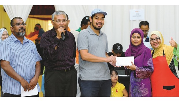 MAQ officials led by Zaki (third left) and Nordin (second left) award the winners of the decoration contest.
