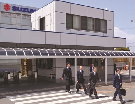 Japanese transport ministry officials raid the headquarters of Suzuki Motor in Hamamatsu, Shizuoka prefecture yesterday.