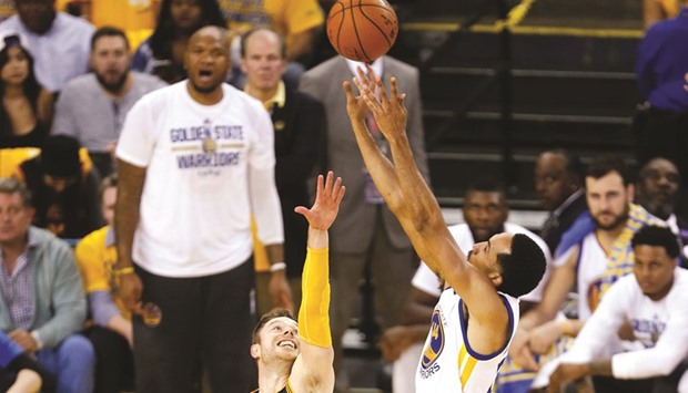 Golden State Warriors guard Shaun Livingston (right) shoots the ball over Cleveland Cavaliers guard Matthew Dellavedova during the game 1 of the NBA Finals in Oakland, California. (AFP)