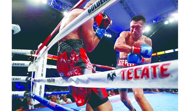 Francisco Vargas (R) lands a right to Orlando Salido.