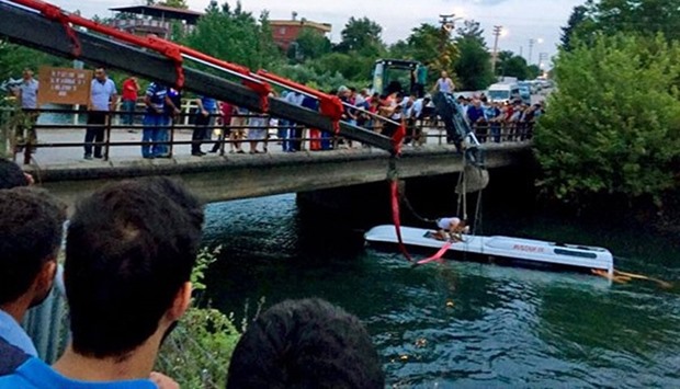 Onlookers watching a crane hoisting the bus out of the water. Picture courtesy: nediyor.com