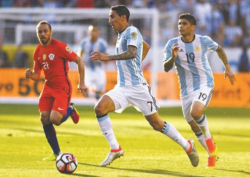 Argentinau2019s Angel Di Maria (centre) and Ever Banega (right) vie for the ball with Chileu2019s Marcelo Diaz (left) during their Copa America match in Santa Clara, California, on Monday. (AFP)