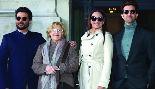 Bollywood actors Anil Kapoor, Sonakshi Sinha and Hrithik Roshan with the mayor of Madrid, Manuela Carmena.