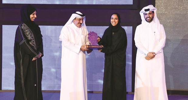 Fatima Sultan al-Kuwari, director, Community & Public Relations at Ooredoo, receives the award from HE the Minister of Transport and Communications Jassim Seif Ahmed al-Sulaiti.