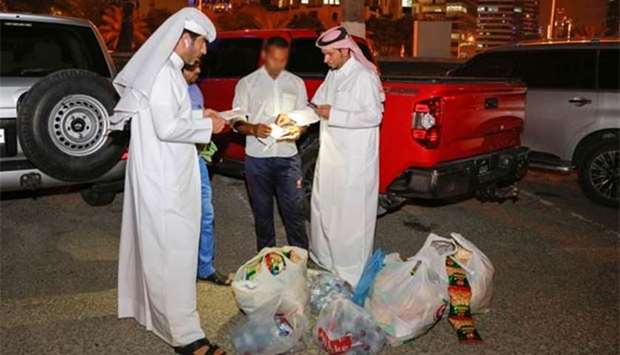 MEC inspectors during the surprise campaign on street vendors.