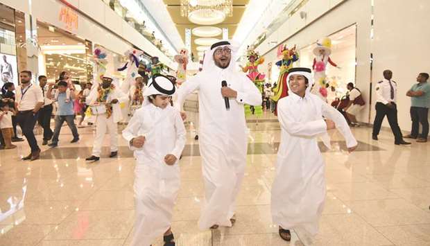 Renowned Qatari comedian Hamad al-Ammari join mall-goers in a special QSF event recently. Picture supplied by QTA.