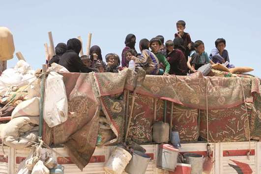 Syrians, who fled the Islamic State (IS) group stronghold of Raqqa, arrive in an area near the village of Balaban, south of Jarablus yesterday.