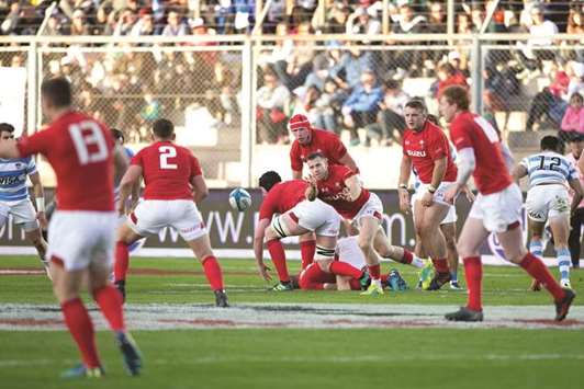 Gareth Davies from Wales (centre) passes the ball during the Test match between Argentina in San Juan, Argentina on June 9. (AFP)