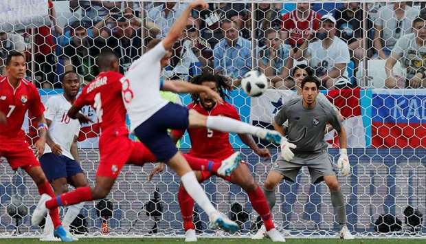 Panama's Jaime Penedo looks on as England's Jordan Henderson shoots at goal