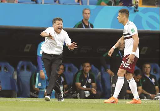 Mexico coach Juan Carlos Osorio reacts as Javier Hernandez looks on during their match against South Korea on Saturday.