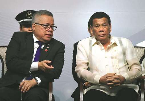 Philippine Secretary of Trade and Industry Ramon Lopez talks with President Rodrigo Duterte during a South Korea-Philippines business forum in Seoul yesterday.