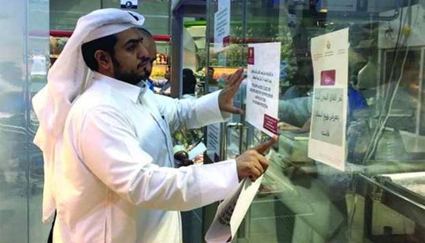 MEC inspectors putting up a notice at the food establishment. 