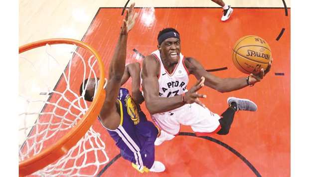 Toronto Raptorsu2019 Pascal Siakam (right) attempts to score against the Golden State Warriors in Toronto on Thursday. (AFP)