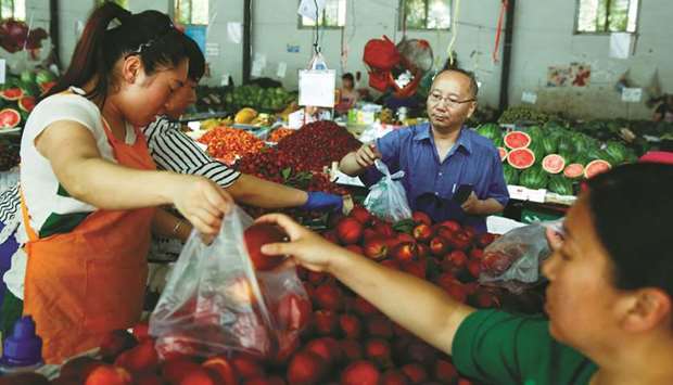 People buy fruits at a fresh food market in Beijing. Chinau2019s consumer price index in May rose 2.7% from a year earlier, the National Bureau of Statistics data showed yesterday.