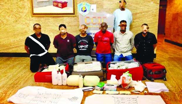 The arrested gang with the fake currencies and tools