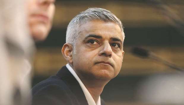 Sadiq Khan: For those of you that have your phones on, if somebody starts tweeting about me u2013 a 6u2019 3u201d child in the White House u2013 can you let me know?