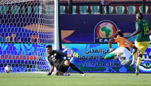 Ivory Coastu2019s forward Jonathan Kodjia (second right) scores a goal past South Africau2019s  goalkeeper Rowen Williams during the Africa Cup of Nations match in Cairo. (AFP)