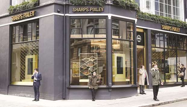 Pedestrians walk past a gold showroom in London. The ONS said the rise in current account deficit was driven by imports of unspecified goods u2014 mostly gold from Londonu2019s major trading hub u2014 rather than a fundamental weakening of the trade balance.