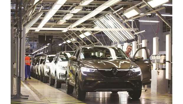 Workers perform quality control inspections on completed Renault Arkana coupe sport utility vehicles (SUV) on the production line inside the Renault automobile plant in Moscow, Russia. Fiatu2019s surprise withdrawal of its offer to Renault came after an hours-long Renault board meeting on Wednesday night ended with no decision on the plan to create the worldu2019s third-largest automaker. Fiat took direct aim at the French state, Renaultu2019s biggest shareholder, for scuppering the deal with a sudden request to postpone board deliberations.