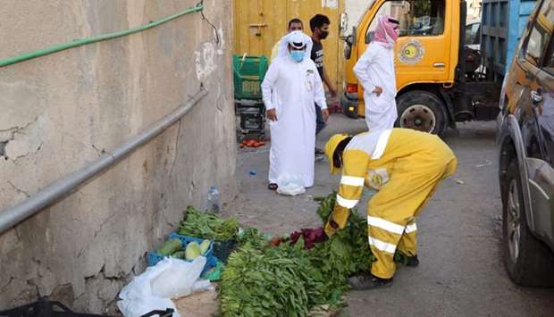 Vegetables displayed for sale by a street vendor being removed during the inspection campaign.