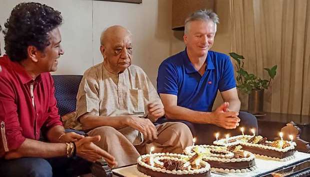 Indian batting great Sachin Tendulkar (left) and former Australia captain Steve Waugh (right) visited Vasant Raiji at his Mumbai home on his 100th birthday on January 26. (AFP)