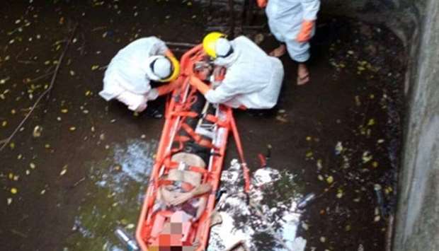 The rescuers work to take Jacob Robert out of the well. Picture courtesy of : Tribun.Baly.com