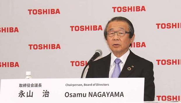 Toshiba chairman Osamu Nagayama attends a news conference in Tokyo yesterday. Nagayama said he wanted to stay on and help reconstruct management at Toshiba.