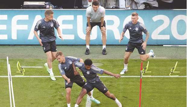 Germanyu2019s Joshua Kimmich (front left) and Serge Gnabry train in Munich yesterday. (Reuters)
