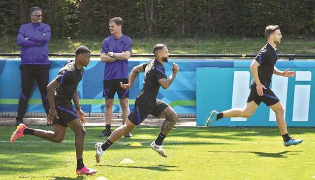 The Netherlandsu2019 Denzel Dumfries (second left), Memphis Depay (centre) and Joel Veltman take part in a training session in Zeist yesterday, on the eve of their UEFA Euro 2020 Group C match against Austria. (AFP)
