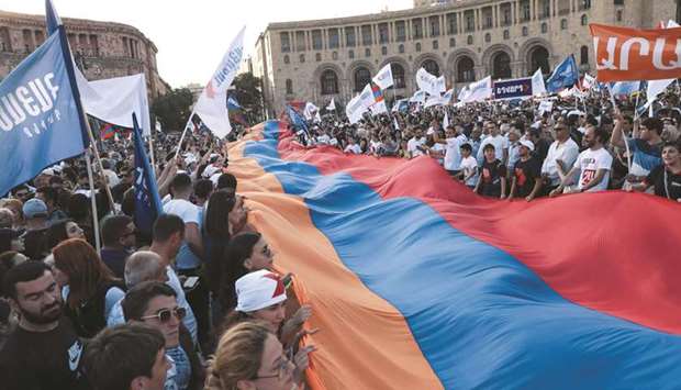 Supporters of the u2018Armeniau2019 bloc led by the countryu2019s former president Robert Kocharyan attend a campaign rally in Yerevan