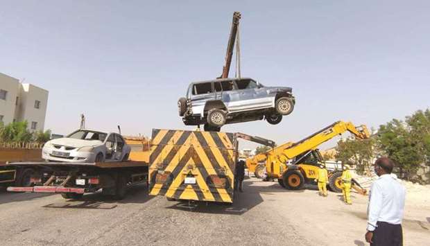 A joint campaign to remove abandoned vehicles at the Doha Industrial Area was launched yesterday by the committee concerned, the Mechanical Equipment Department, the Public Cleanliness Department and Doha Municipality, to enforce the stipulations of Law no 18 for 2017 on Public Hygiene.