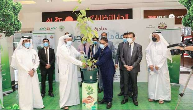 The event was attended by Mohamed Ibrahim al-Sada, assistant director of the department, alongside a number of officials from LuLu and Doha Municipality Gardens Section.