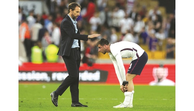 England manager Gareth Southgate (left) and midfielder Mason Mount look dejected after their loss to Hungary in the UEFA Nations League Group C match at the Molineux Stadium in Wolverhampton, Britain, on Tuesday. (Reuters)