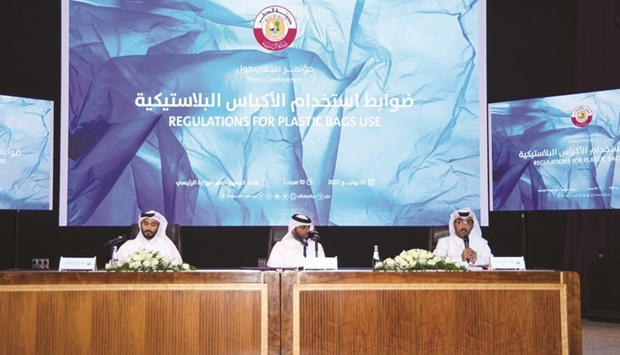 The Ministry of Municipality has announced controls for the use of plastic bags in accordance with the ministerial decision, which prohibits institutions, companies and shopping centres from using single-use plastic bags effective November 15.