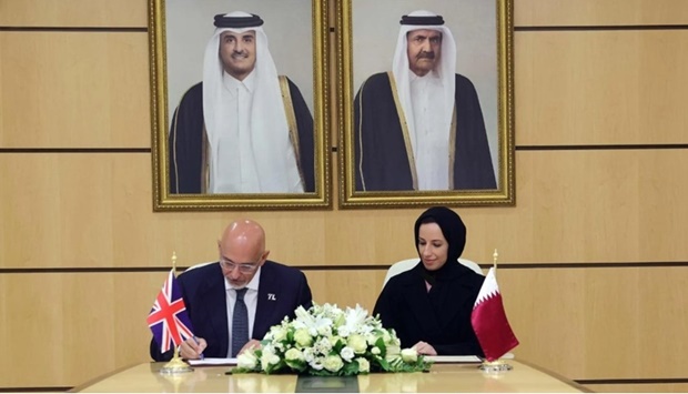 The Qatari Minister of Education and Higher Education HE Buthaina bint Ali Al Jabr Al Nuaimi, and British Secretary of State for Education Nadhim Zahawi sign the MoU
