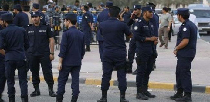 Kuwaiti police stand guard 