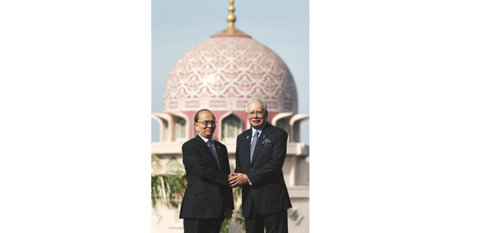 Malaysian Prime Minister Najib Razak shakes hands with Myanmaru2019s President Thein Sein during a welcoming ceremony at the prime ministeru2019s office in Pu
