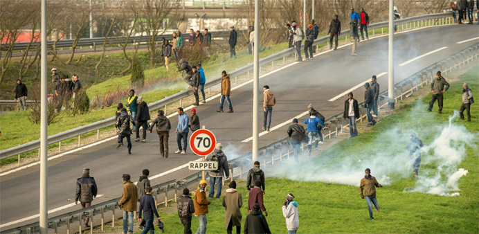 French police forces attempt to disperse migrants and refugees 