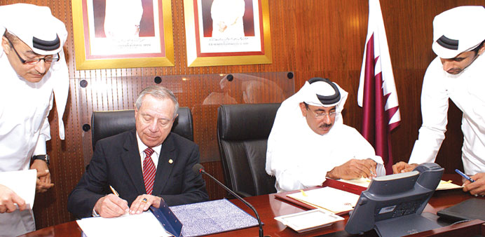 HE the Minister of Transport Jassim Seif Ahmed al-Sulaiti and Costa Ricau2019s Foreign Minister Enrique  Castillo signing the  air transport agreement in 