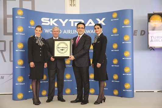 M Ilker Ayci (right) receiving the u2018Best Airline in Europeu2019 award.