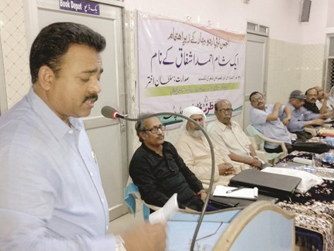 Ashfaque reciting his poetry at an event of Anjuman Traqqi-e-Urdu Patna in India.